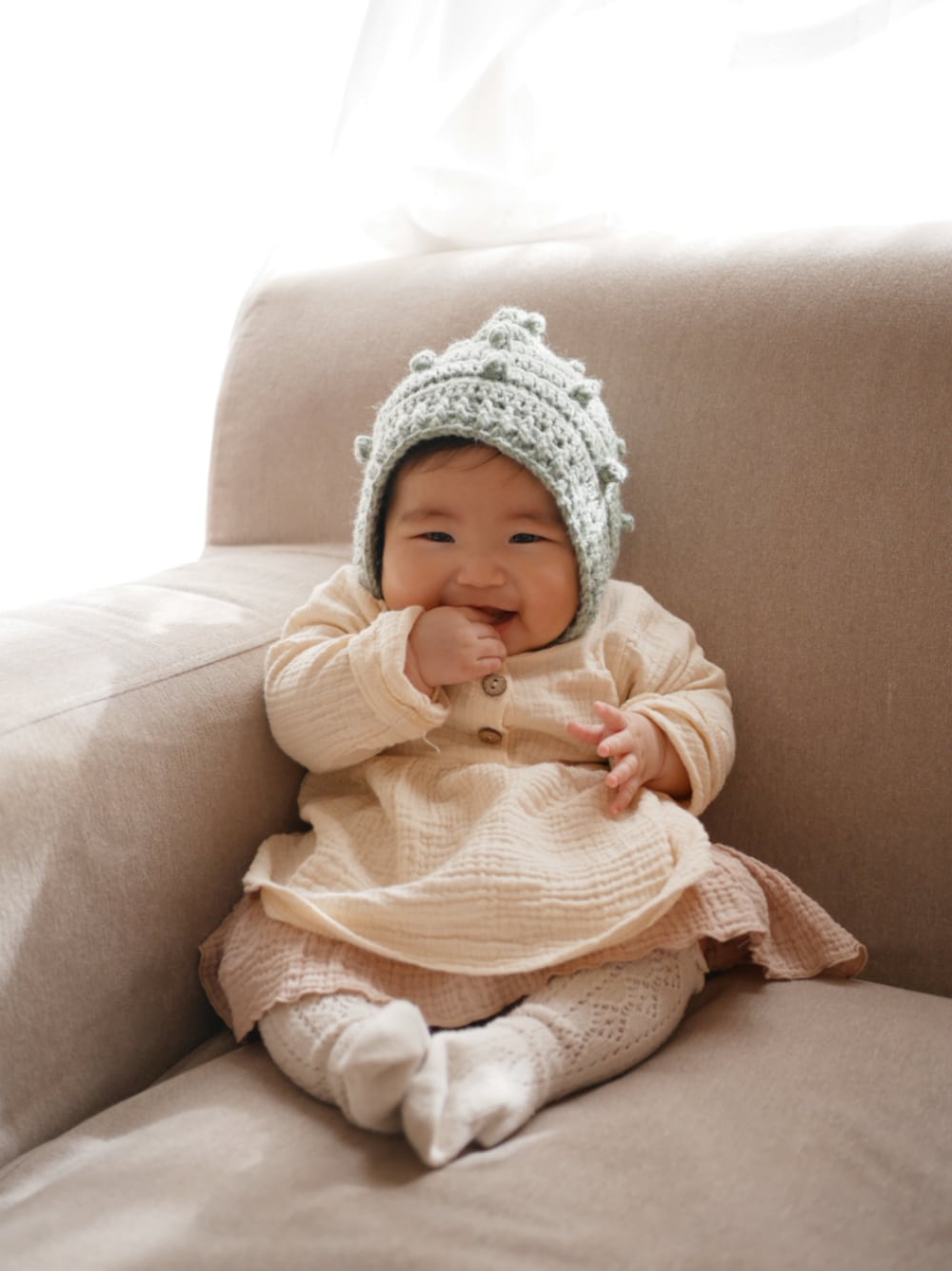 「ベビーコーデ、韓国子供服、Monbebe、レイヤードstyle、春服、春コーデ、ワンピース、レースソックス、ボンネット、パステル映える春」｜「Handmadeのアイテム（帽子、グリーン系）」を使った、*そうまりこ*さん（キッズ・90cm）の冬コーディネートの1枚目の写真