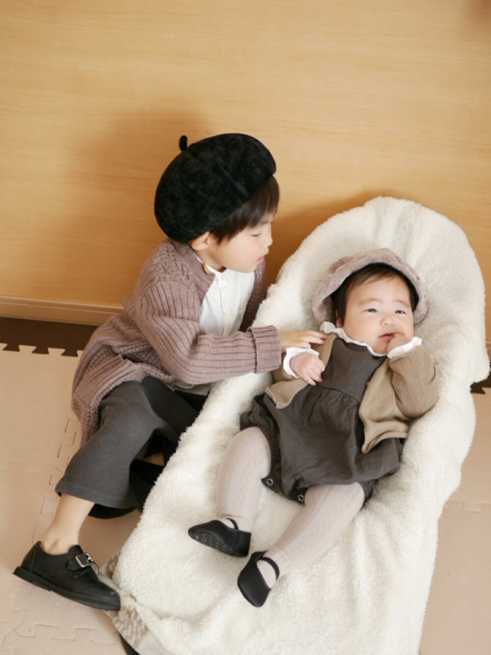 グレー系のその他パンツ、ブラック系のパンプス、その他のラッピングキットを着用したキッズの春コーディネートの1枚目の写真