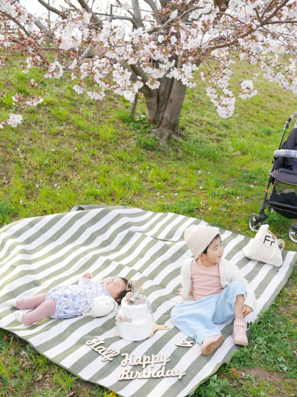 「little cotton clothes、平成最後のWEARISTAセンバツ、勝手に一人桜祭り2019、トートバッグ、パステルカラー、ハーフバースデー、バースデー、春コーデ、ベビーコーデ、お座りポ研究プロジェクト」｜「颯馬コーデのアイテム（ラッピングキット、その他）」を使った、*そうまりこ*さん（キッズ・90cm）の春コーディネートの1枚目の写真