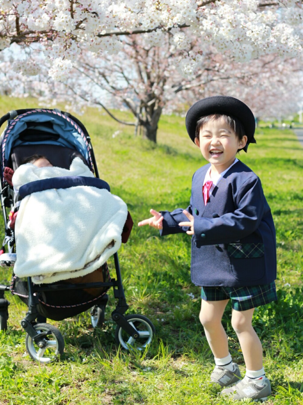 「入園式、入園式コーデ、勝手に一人桜祭り2019、制服、桜、お花見、ニューバランス、New Balance、ニューバランス996、4歳」｜「NEW BALANCEのFS996（スニーカー、グレー系）」を使った、*そうまりこ*さん（キッズ・90cm）の春コーディネートの1枚目の写真