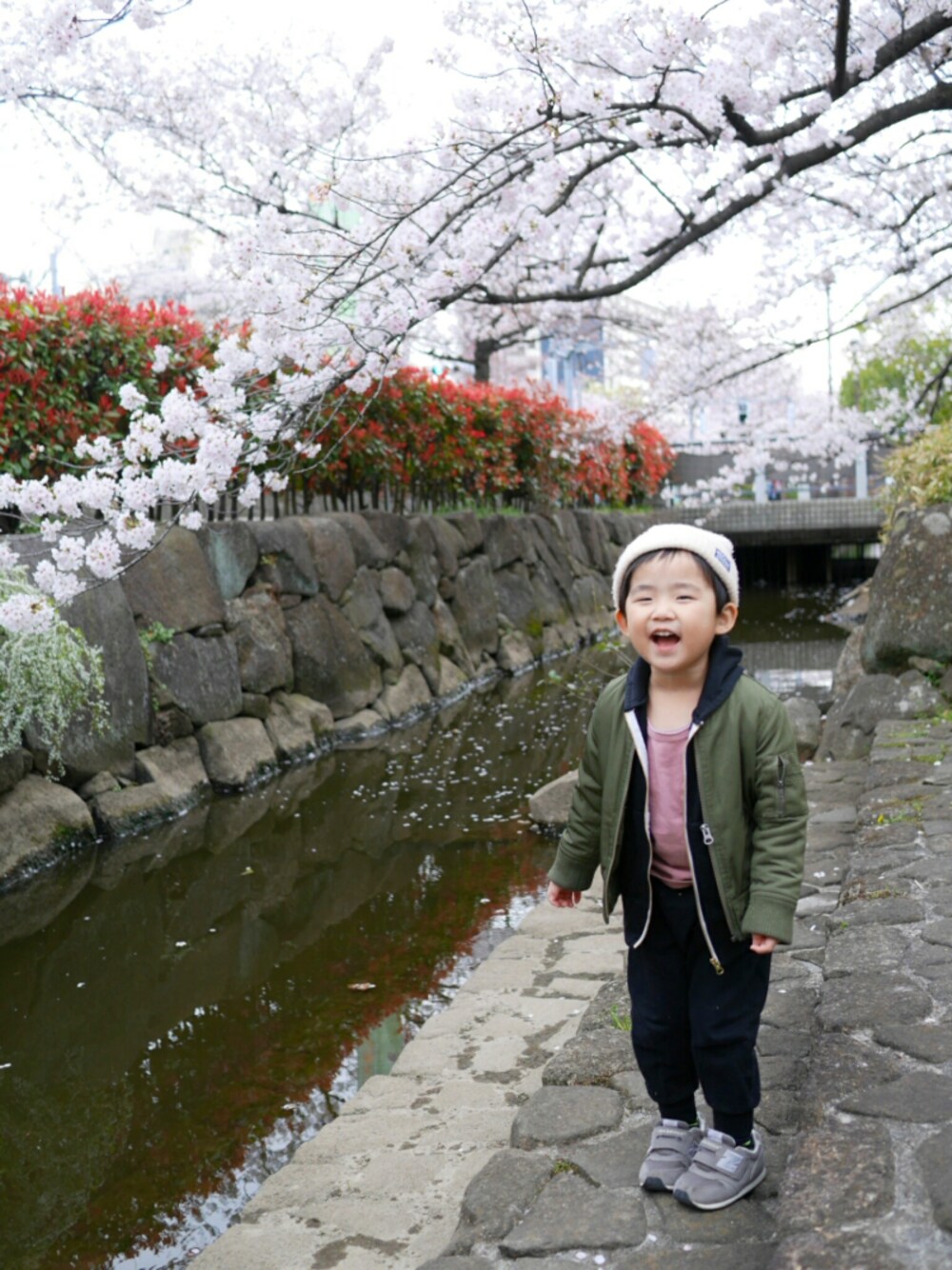 「勝手に一人桜祭り2019、スウェットパンツ、桜餅カラー、ピンク男子、MA-1、New Balance、カジュアルコーデ、devirock、むすこーで、お洒落さんとつながりたい」｜「しまむらのアイテム（ニットキャップ/ビーニー、ベージュ系）」を使った、*そうまりこ*さん（キッズ・90cm）の春コーディネートの1枚目の写真