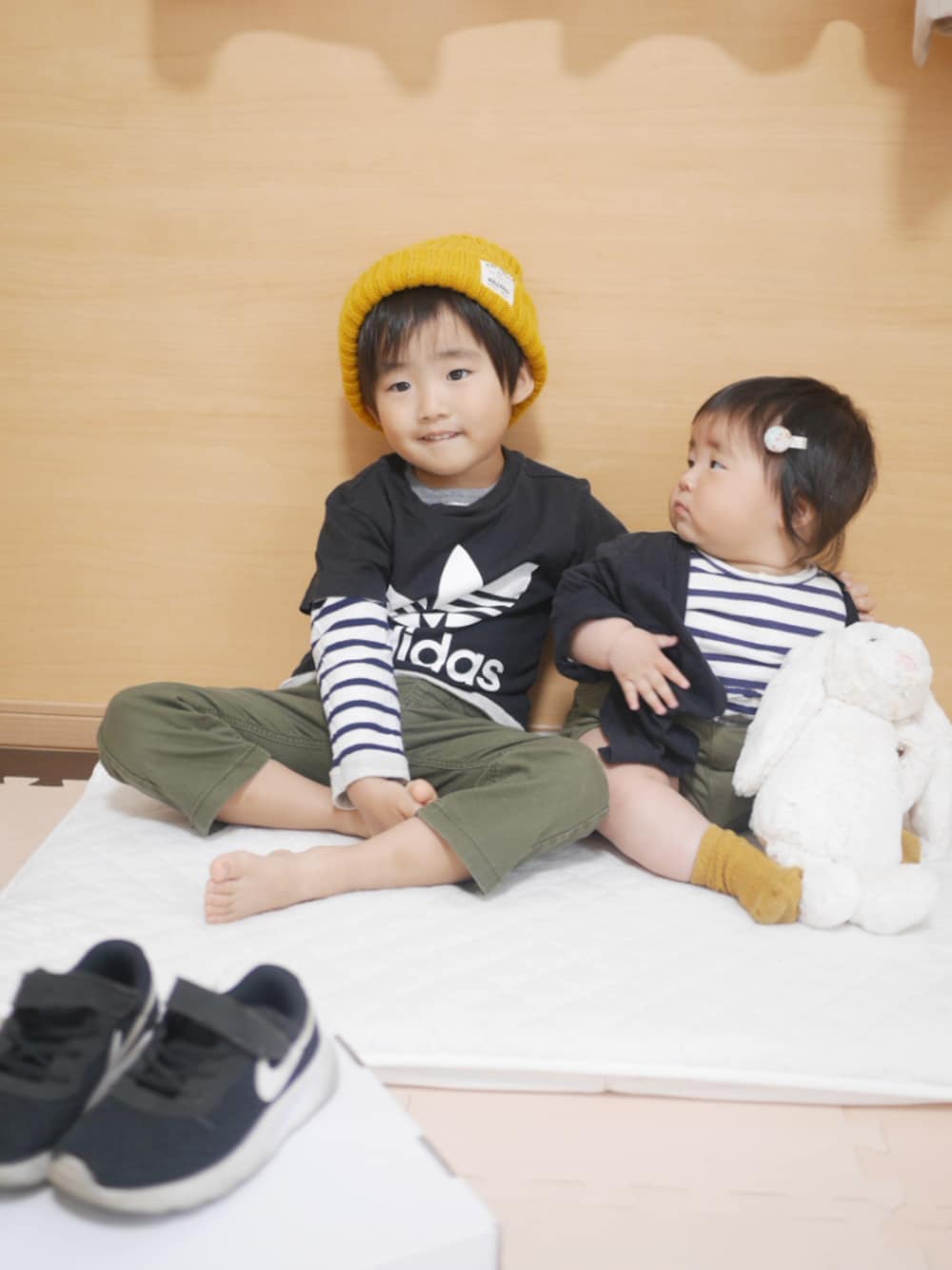 ブラック系のTシャツ/カットソー、グレー系のTシャツ/カットソー、グリーン系のその他パンツを着用したキッズの春コーディネートの1枚目の写真