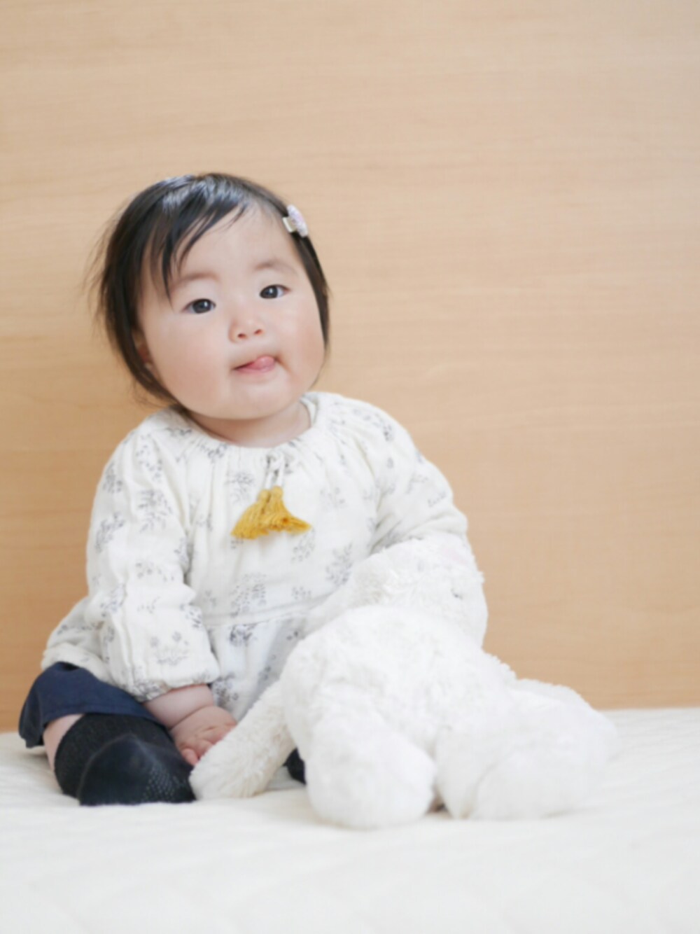 「ベビーコーデ、petit main、セットアップ、ブルマ、女の子コーデ、赤ちゃん、ヘアピン、ハンドメイド、靴下、西松屋」｜「petit mainの花柄チュニック＆パンツセット（チュニック、ホワイト系）」を使った、*そうまりこ*さん（キッズ・90cm）の夏コーディネートの1枚目の写真