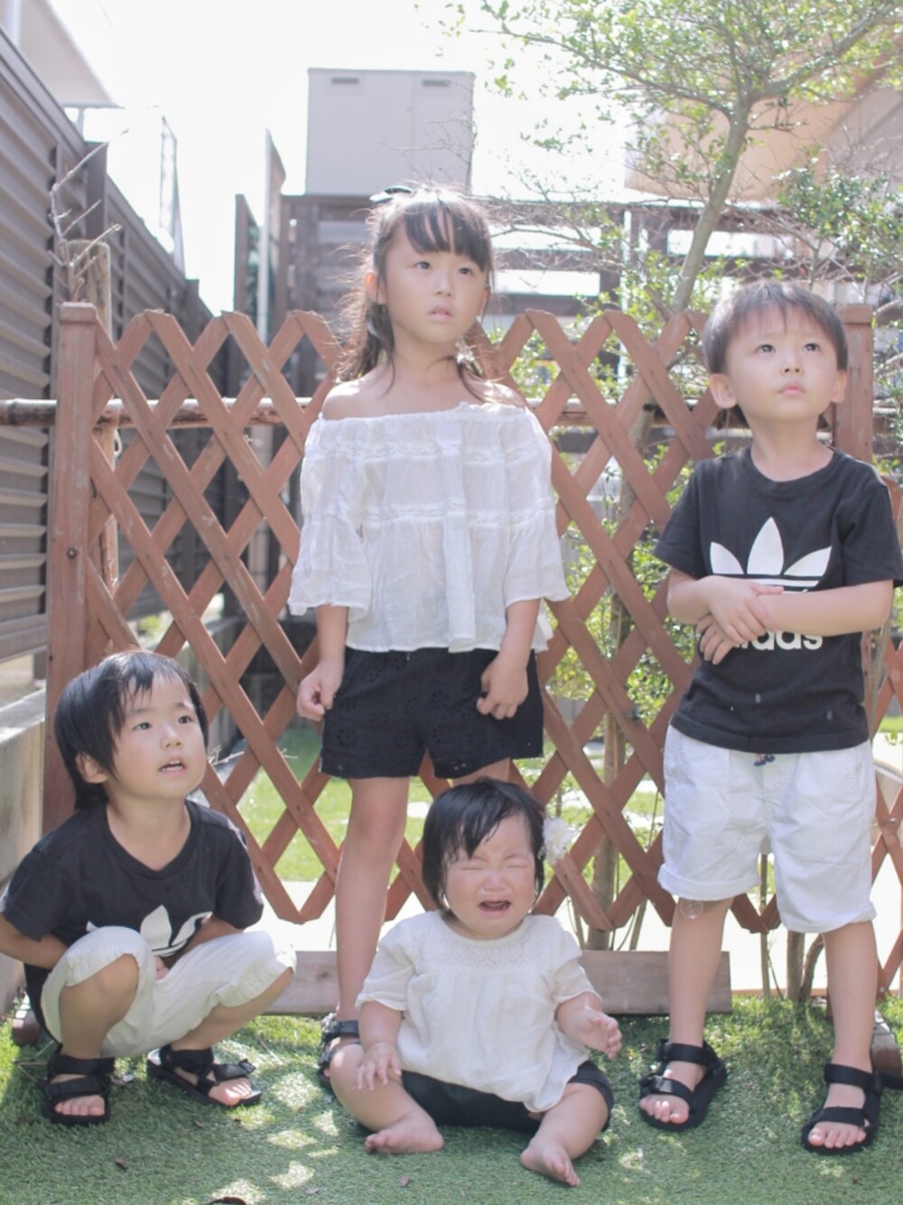ブラック系のTシャツ/カットソー、ホワイト系のパンツ、ブラック系のサンダルを着用したキッズの夏コーディネートの1枚目の写真
