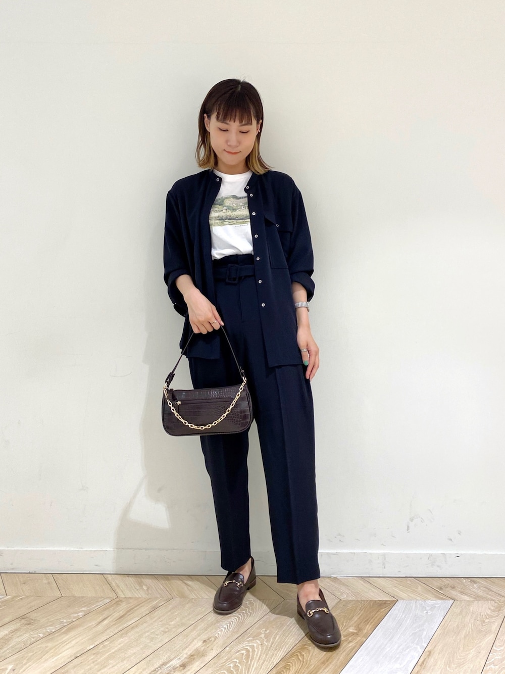 ブラック系のその他パンツ、ブラック系のシャツ/ブラウス、ブラウン系のショルダーバッグを着用したレディースの夏コーディネートの1枚目の写真