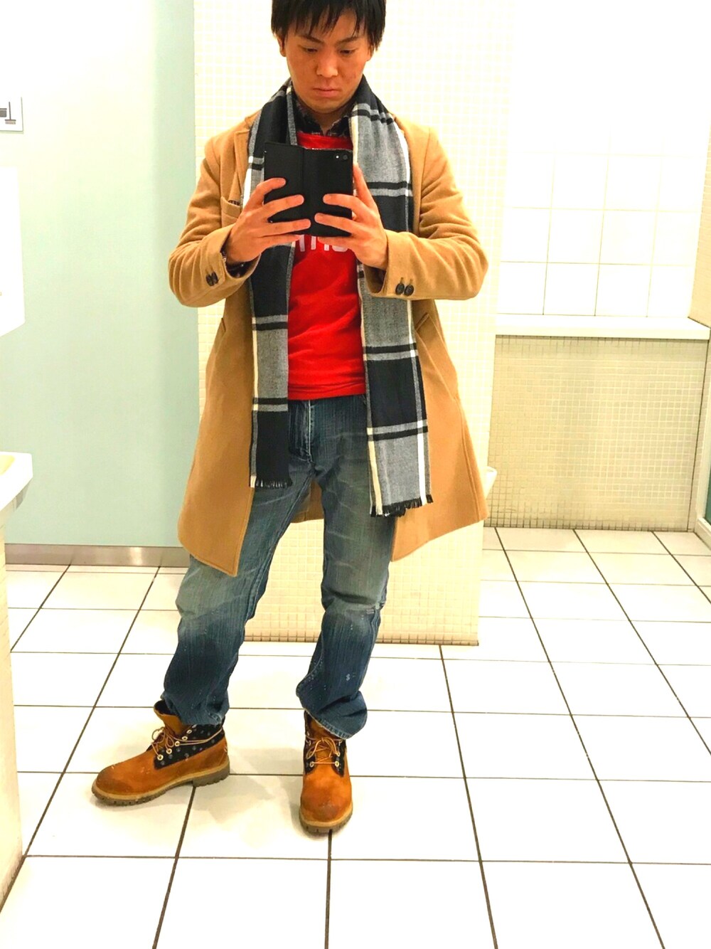 「買い物、赤、冬、大人カジュアル、comme ca ism、GAP、ティンバーランド、アルマーニ」｜「EDWINのアイテム（デニムパンツ、ブルー系）」を使った、森丘銀影さん（メンズ・169cm）の冬コーディネートの1枚目の写真