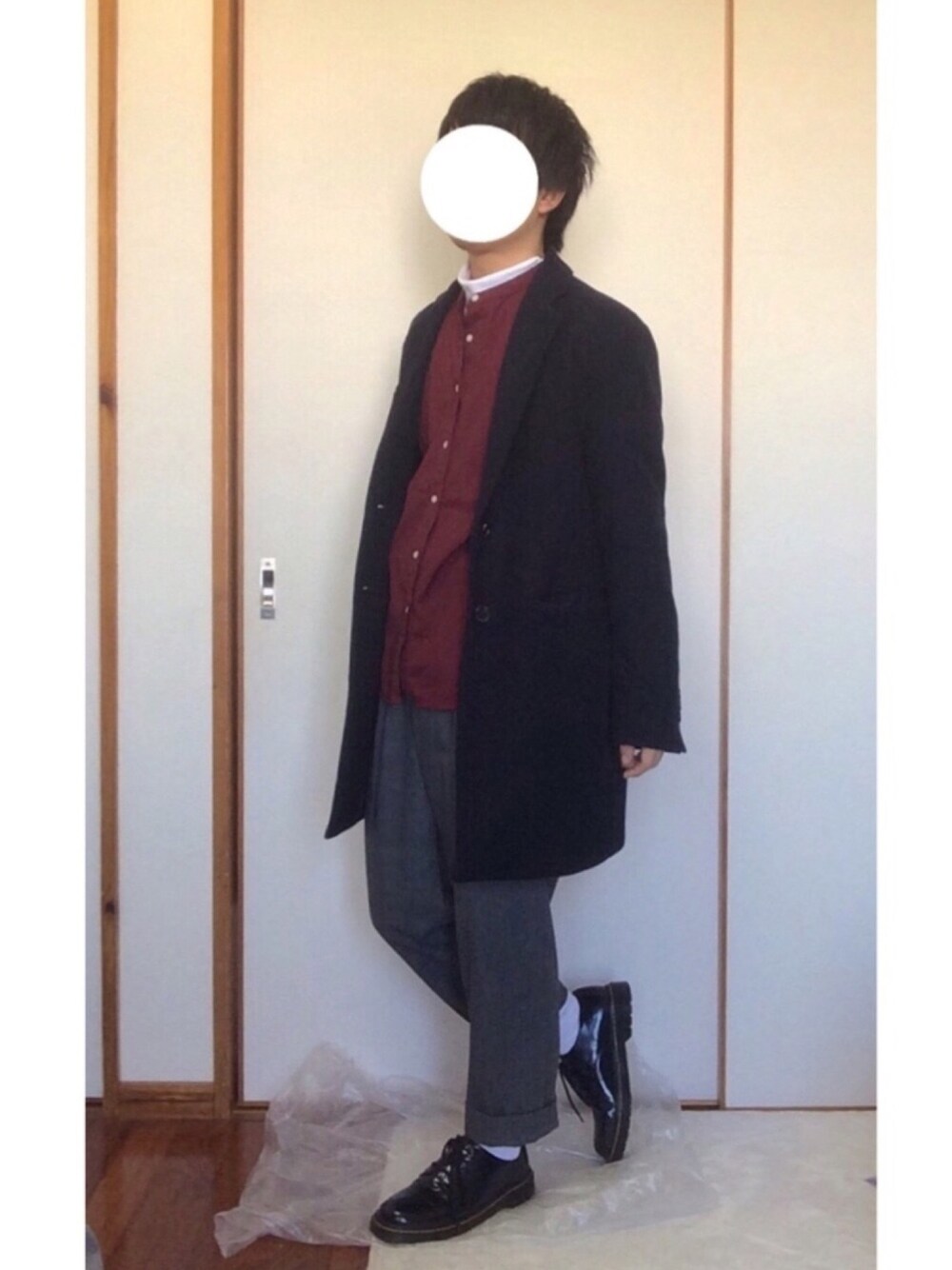レッド系のシャツ/ブラウス、ブルー系のチェスターコート、グレー系のその他パンツを着用したメンズの冬コーディネートの1枚目の写真