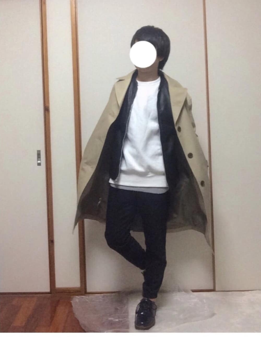 ベージュ系のダウンジャケット/コート、ブラック系のライダースジャケット、グレー系のタンクトップを着用したメンズの冬コーディネートの1枚目の写真