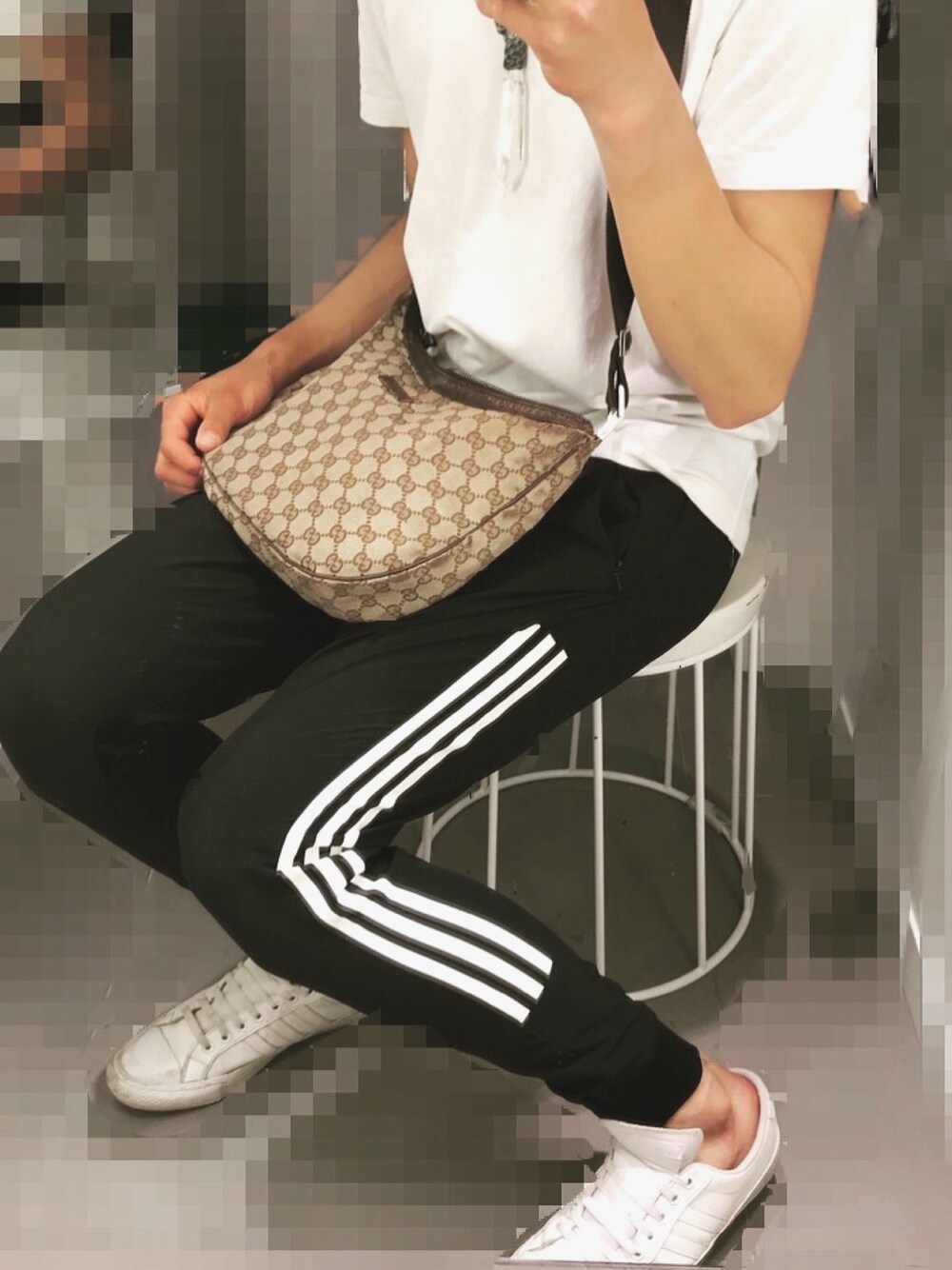 「ootd、GUCCI、adidas、street」｜「GUCCIのアイテム（ショルダーバッグ、ベージュ系）」を使った、おちあい かもんさん（メンズ・176cm）の春コーディネートの1枚目の写真