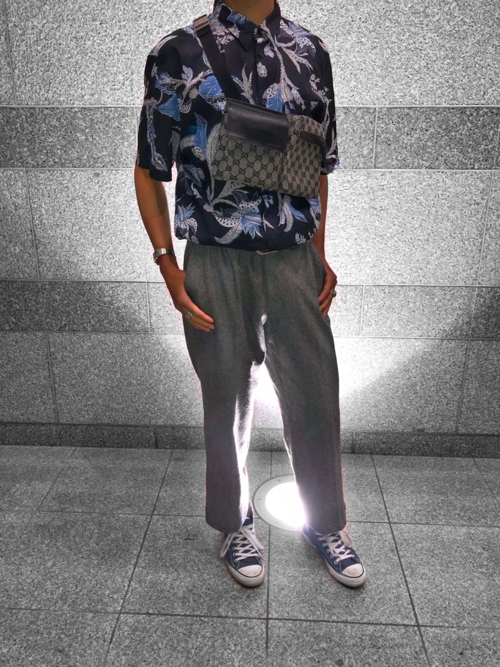 「シンプルコーデ、お洒落さんとつながりたい、GUCCI、スラックス、アロハシャツ、ootd、指輪」｜「GUCCIのアイテム（ショルダーバッグ、グレー系）」を使った、おちあい かもんさん（メンズ・176cm）の春コーディネートの1枚目の写真