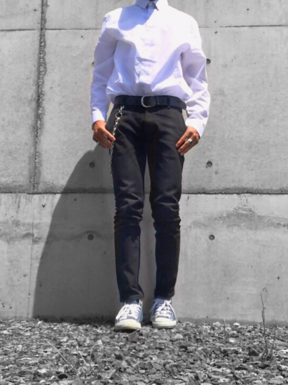「シンプル、ootd、ブラック、黒スキニー、コンバース、おしゃれさんと繋がりたい、白シャツ」｜「H&Mのアイテム（シャツ/ブラウス、ホワイト系）」を使った、おちあい かもんさん（メンズ・176cm）の春コーディネートの1枚目の写真