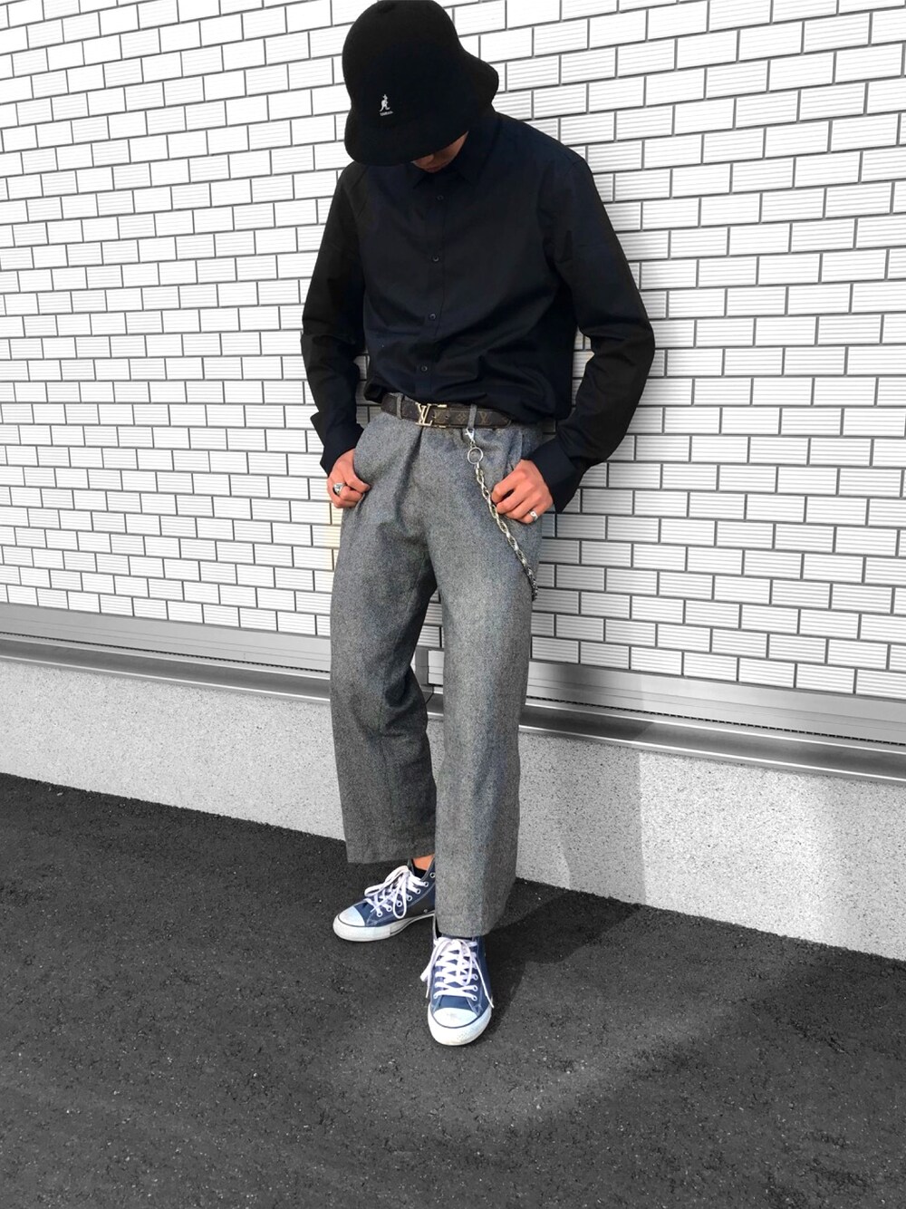 「シャツスタイル、夏、古着、黒シャツ、シャツイン、LouisVuitton、KANGOL、ootd、converse」｜「KANGOLのアイテム（ハンチング/ベレー帽、ブラック系）」を使った、おちあい かもんさん（メンズ・176cm）の春コーディネートの1枚目の写真