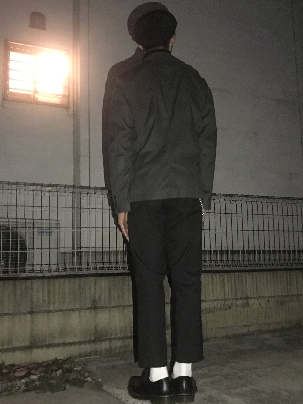 「冬、シンプルコーデ、黒スキニー、プチプラコーデ、Dr.Martens、革靴、プチプラ、ハンチング、黒、黒コーデ」｜「KANGOLの【KANGOL】ハンチング（ハンチング/ベレー帽、ブラック系）」を使った、おちあい かもんさん（メンズ・177cm）の冬コーディネートの1枚目の写真