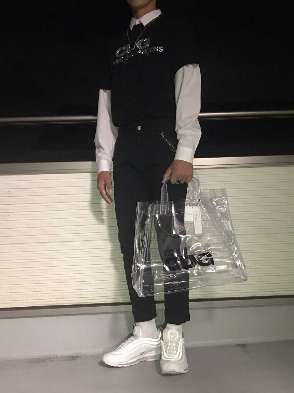 「シンプルコーデ、黒スキニー、コムデギャルソン、黒コーデ、冬、高校生、ootd、黒、ブラック、ブラックコーデ」｜「COMME des GARCONSのアイテム（シャツ/ブラウス、ブラック系）」を使った、おちあい かもんさん（メンズ・177cm）の冬コーディネートの1枚目の写真