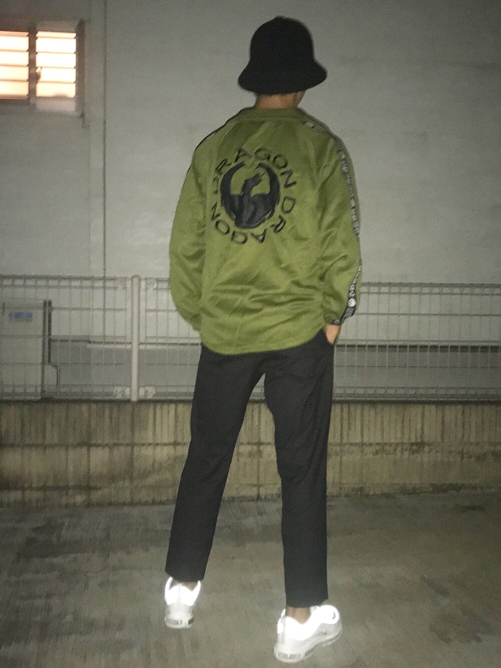「冬、シンプルコーデ、プチプラコーデ、黒コーデ、黒、ootd、NIKE、NIKE AIR MAX、モノトーンコーデ、ブラック」｜「KANGOLのアイテム（ハット、ブラック系）」を使った、おちあい かもんさん（メンズ・177cm）の冬コーディネートの1枚目の写真