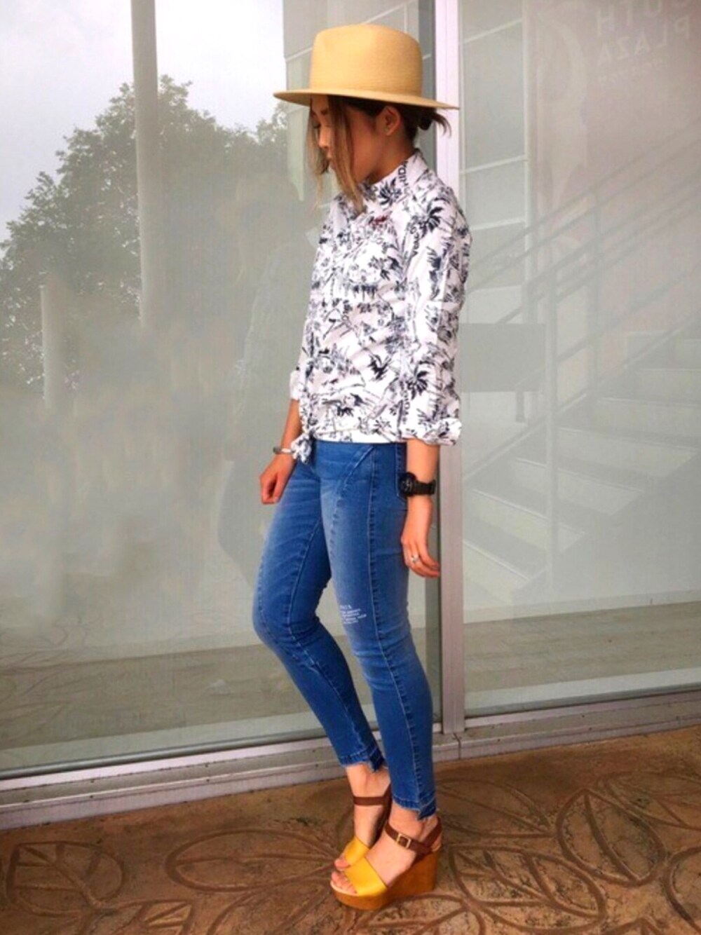 ホワイト系のシャツ/ブラウス、ブルー系のデニムパンツ、イエロー系のサンダルを着用したレディースの春コーディネートの1枚目の写真