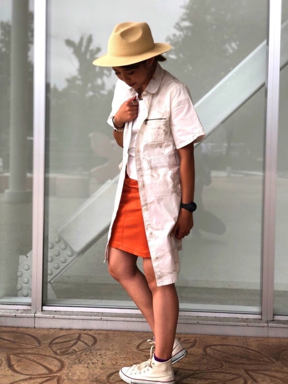 ホワイト系のシャツワンピース、ホワイト系のTシャツ/カットソー、オレンジ系のスカートを着用したレディースの夏コーディネートの1枚目の写真