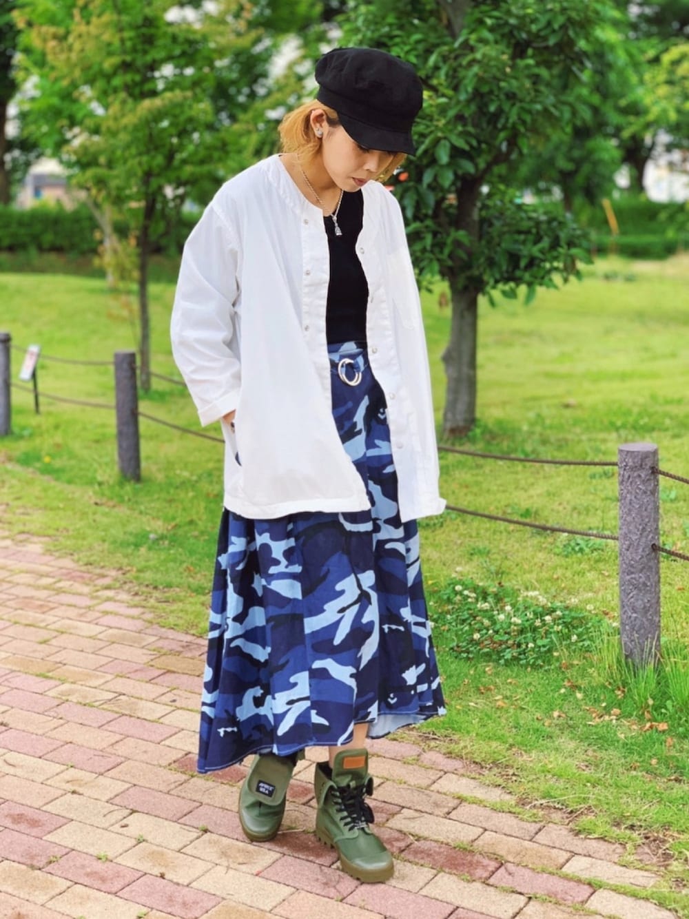 ホワイト系のシャツ/ブラウス、その他のスカート、グリーン系のブーツを着用したレディースの夏コーディネートの1枚目の写真