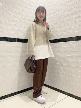 「サテンパンツ」｜「アイテム（スニーカー）」を使った、mireiさん（レディース・158cm）の秋コーディネート