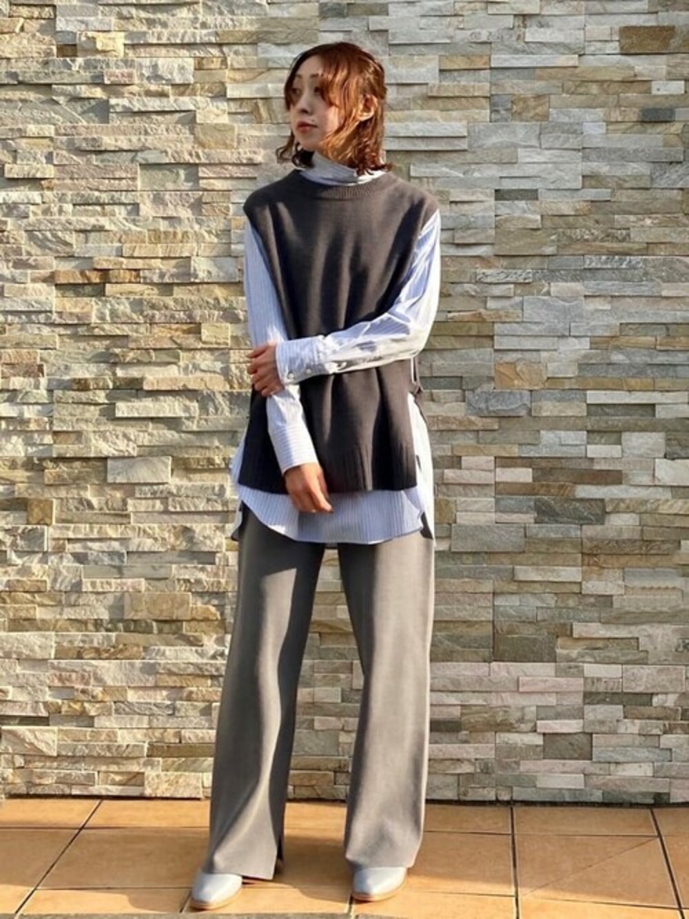 「ニット、vest、アデュートリステス」｜「ADIEU TRISTESSEのAQUA　　スリットあきベスト（ベスト、グレー系）」を使った、ADIEU TRISTESSEさん（レディース・159cm）の秋コーディネートの1枚目の写真