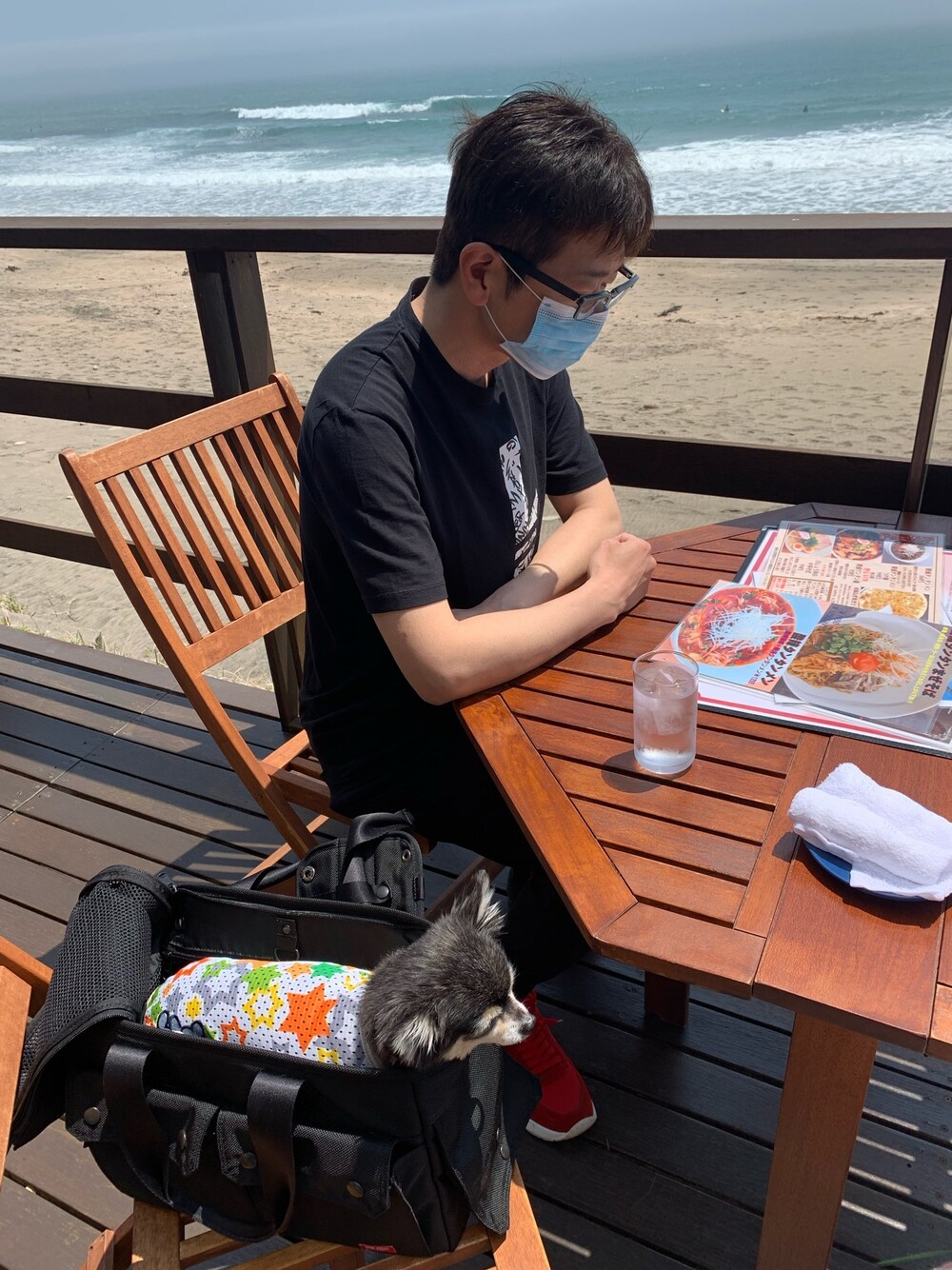 「海辺ランチ、ワントーンコーデ、ブラックコーデ、B2nd」｜「NEIL BARRETTのアイテム（Tシャツ/カットソー、ブラック系）」を使った、makiron0524さん（メンズ・173cm）の夏コーディネートの1枚目の写真