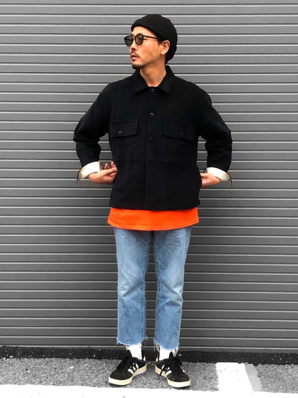 「休日スタイル、zozoデニム、カットオフデニム、アンクル丈、オーバーサイズ、ルーズシルエット、Gジャン、コーデュロイ、ニット帽、オレンジ×ブラック」｜「Revo.のRevo. 太畝コーデュロイ ビッグシルエット Gジャン［2018AW］（ブルゾン、ブラック系）」を使った、KOTAさん（メンズ・173cm）の冬コーディネートの1枚目の写真