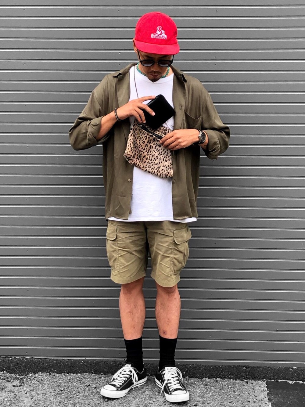 「夏コーデ、大人カジュアル、古着MIX、財布、ウォレット、父の日、サコッシュ、レオパード、ショートパンツ、converse」｜「MURAのラウンドファスナーコードバン調/カーボン レザー スクエア 二つ折り財布（財布、ブラック系）」を使った、KOTAさん（メンズ・173cm）の夏コーディネートの1枚目の写真