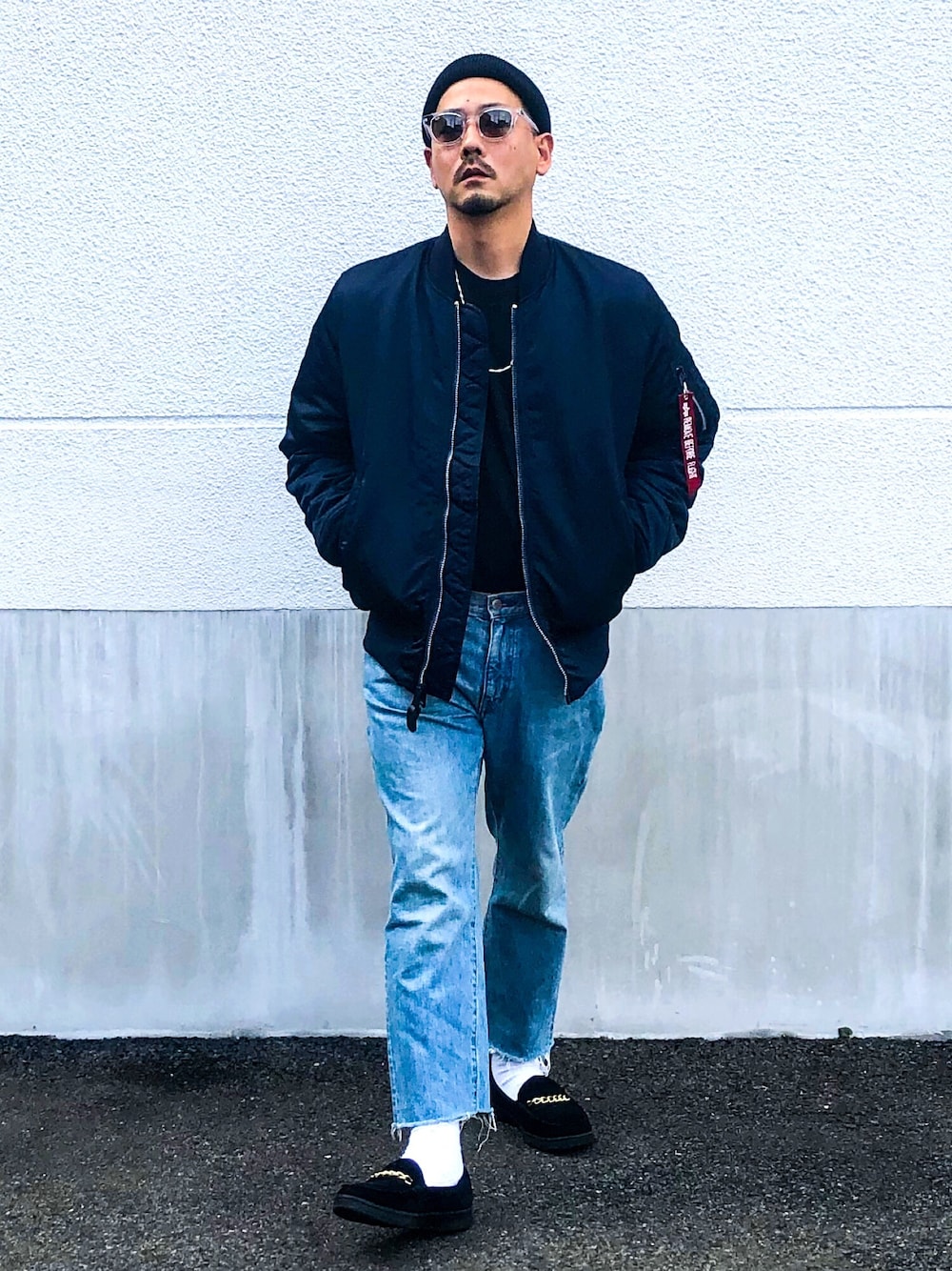 「秋冬コーデ、大人カジュアル、MA-1、zozoデニム、カットオフデニム、タックイン、gravis、スリッポン、ロールキャップ、サングラス」｜「ALPHAの【ユニセックス対応】定番 MA-1 ナイロンジャケット（MA-1、ブルー系）」を使った、KOTAさん（メンズ・173cm）の秋コーディネートの1枚目の写真