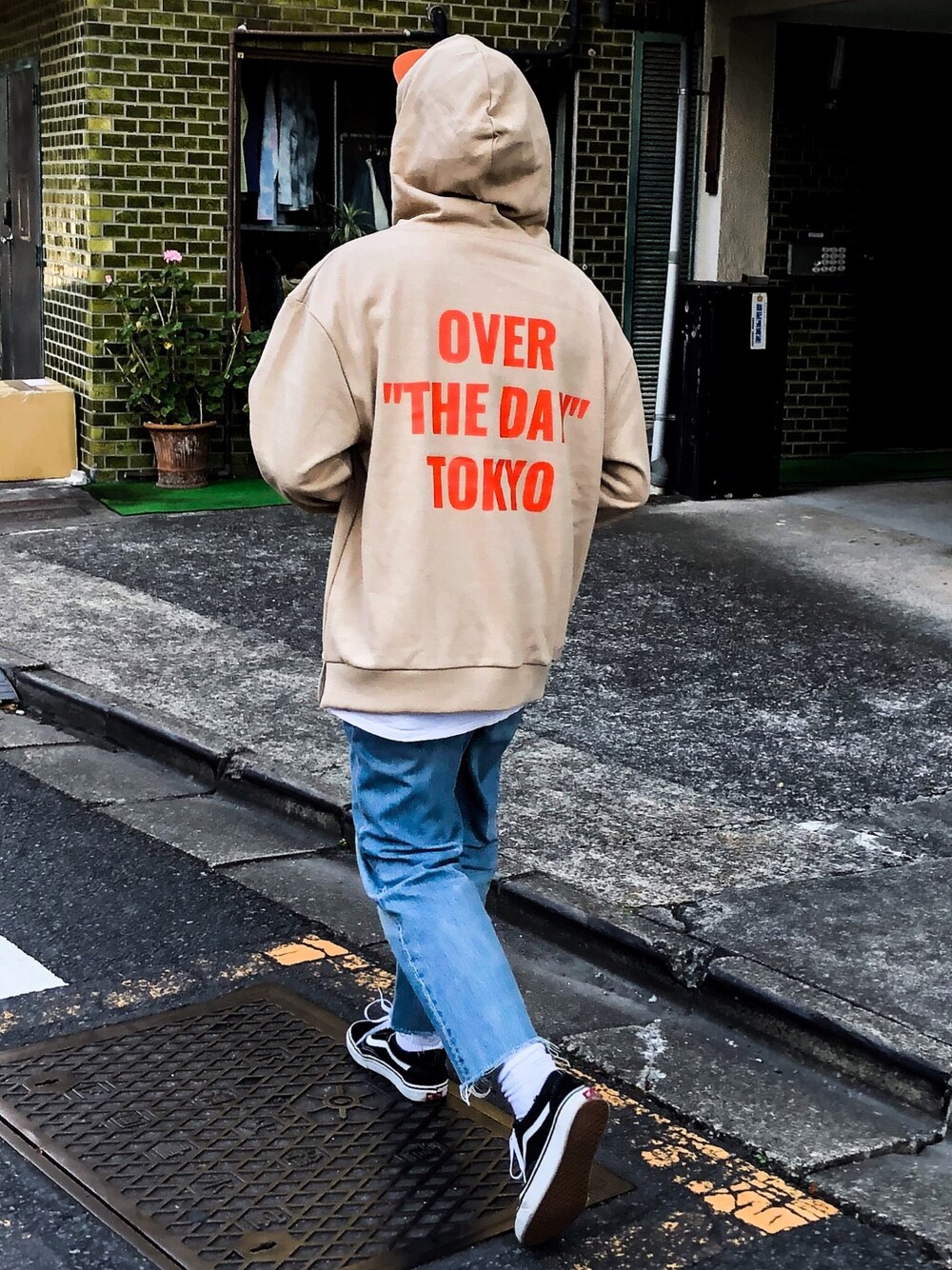 「ストリート、大人カジュアル、パーカー、ベージュ、バックプリント、バックスタイル、zozoデニム、カットオフデニム、デニムパンツ、VANS」｜「Revo.の【O.T.D.T×Revo.】"THE DAY" Iconic Hoodie（パーカー、グレー系）」を使った、KOTAさん（メンズ・173cm）の冬コーディネートの1枚目の写真