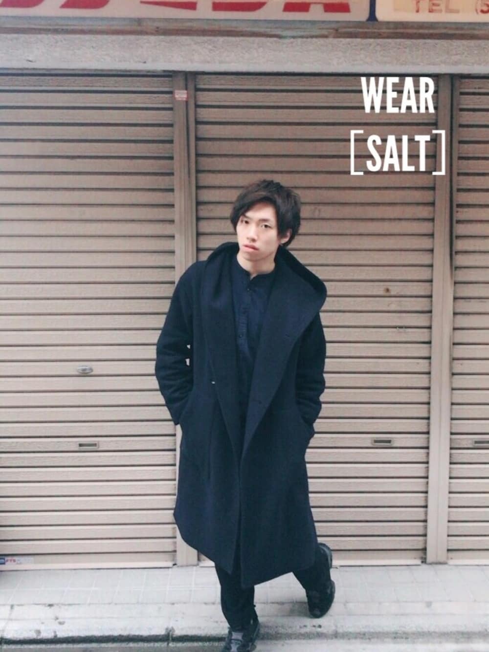 ブルー系のチェスターコート、ブラック系のスニーカー、ブラック系のデニムパンツを着用したメンズの冬コーディネートの1枚目の写真