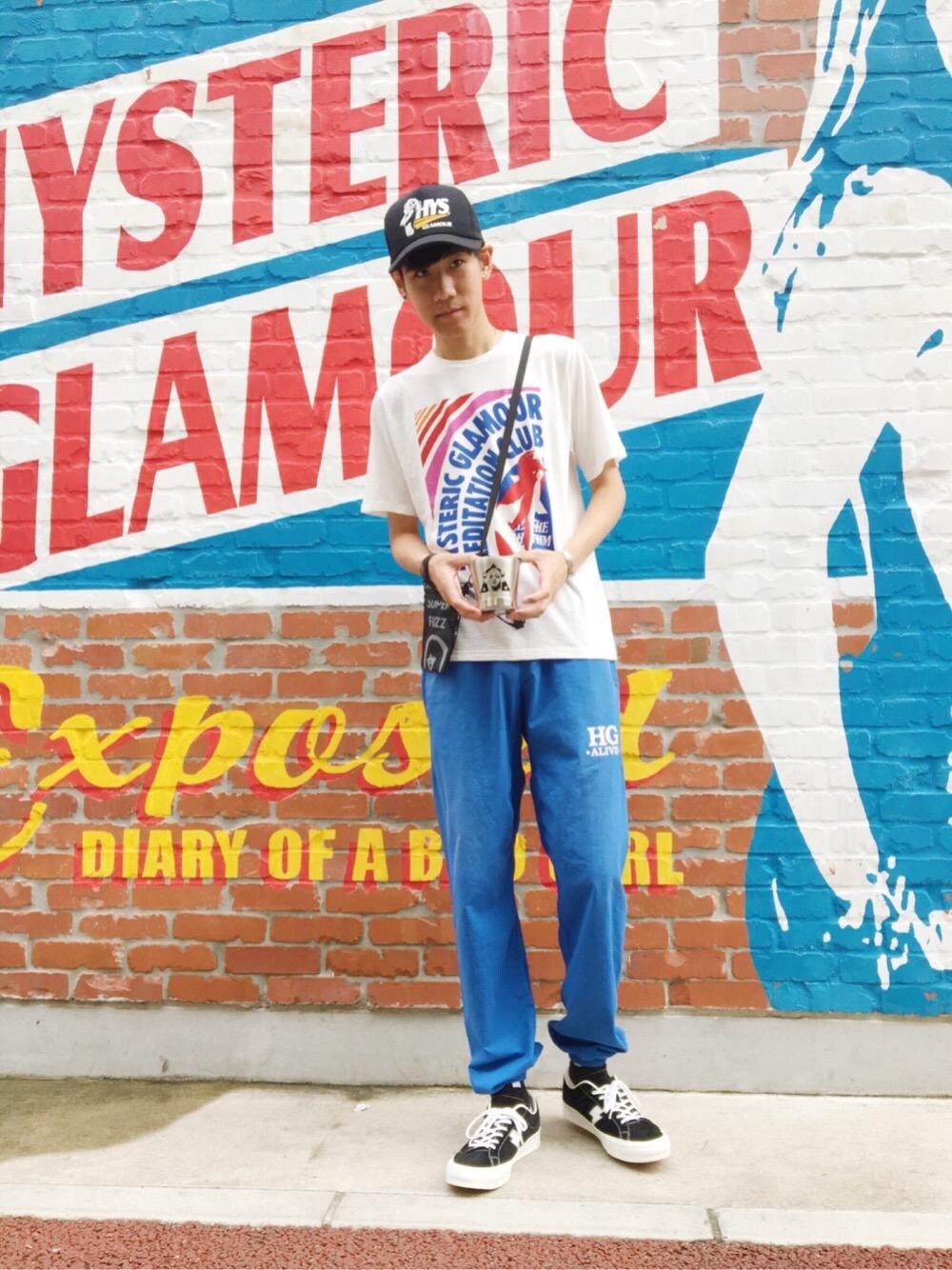 「アウトドア、Tシャツ、ストリート、Hysteric Glamour、ラフ、夏コーデ、ヒステリックグラマー」｜「HYSTERIC GLAMOURのCLASSIC ローカットスニーカー（スニーカー、ブラック系）」を使った、Tatsuさん（メンズ・180cm）の夏コーディネートの1枚目の写真