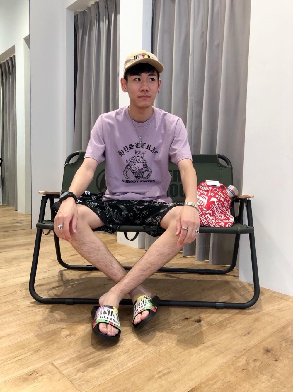 「アウトドア、Tシャツ、ストリート、サンダル、Hysteric Glamour、ラフ、夏コーデ、ヒステリックグラマー、夏フェス」｜「HYSTERIC GLAMOURのLOGO テープベルト（ベルト、レッド系）」を使った、Tatsuさん（メンズ・180cm）の夏コーディネートの1枚目の写真