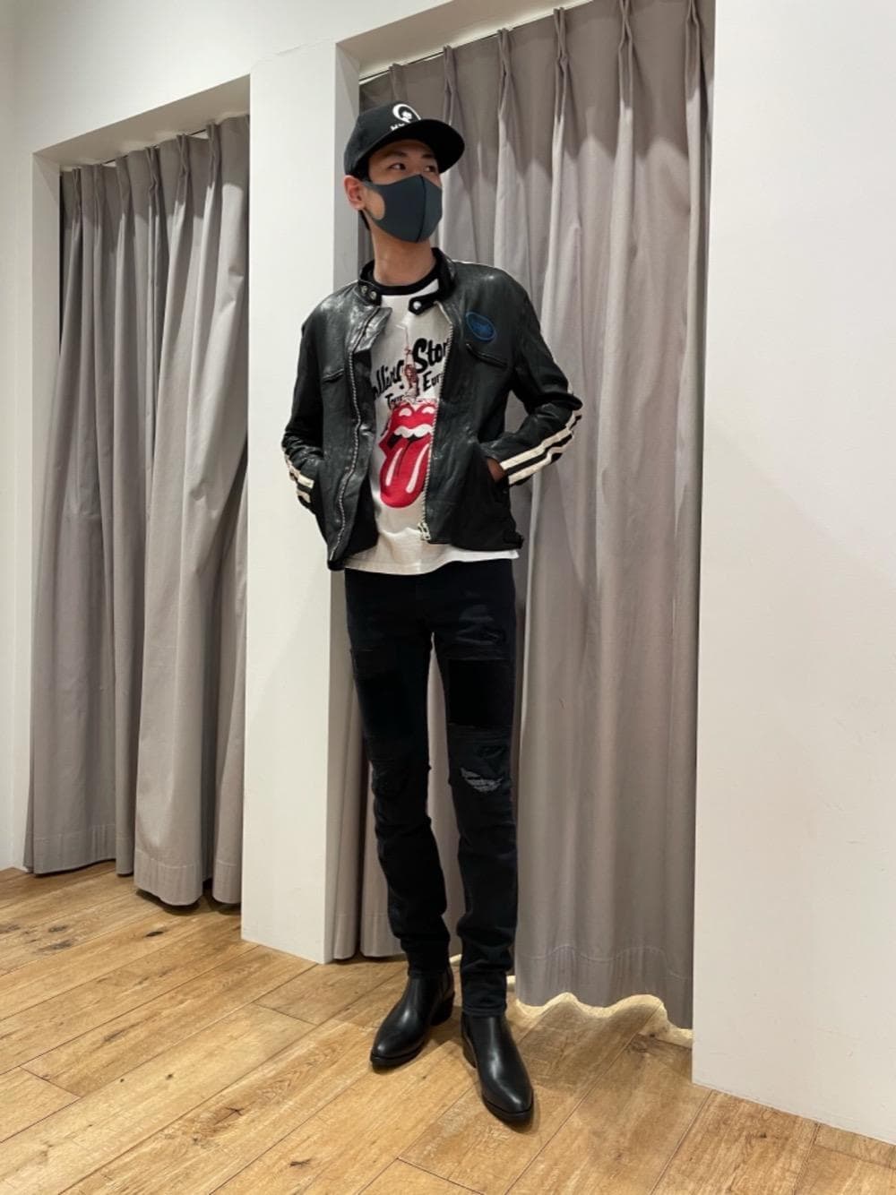 「レザー、Hysteric Glamour、シンプルコーデ、カジュアルコーデ、ヒステリックグラマー、ストリートコーデ、アメカジコーデ、ロックコーデ」｜「HYSTERIC GLAMOURのパッチリメイクスリムデニムパンツ（デニムパンツ、ブラック系）」を使った、Tatsuさん（メンズ・180cm）の冬コーディネートの1枚目の写真