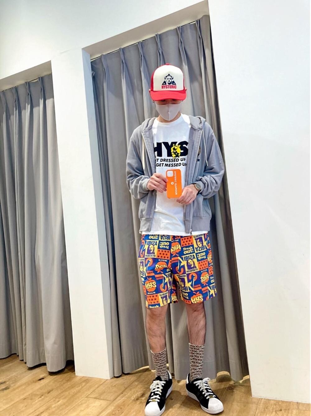 「夏コーデ、ラフコーデ、カジュアルコーデ、ヒステリックグラマー、ストリートコーデ、アメカジコーデ、春こーで、HYSTERIC GLAMOUR」｜「HYSTERIC GLAMOURのHG SOUND UNIVERSITY パーカー（パーカー、グレー系）」を使った、Tatsuさん（メンズ・180cm）の春コーディネートの1枚目の写真