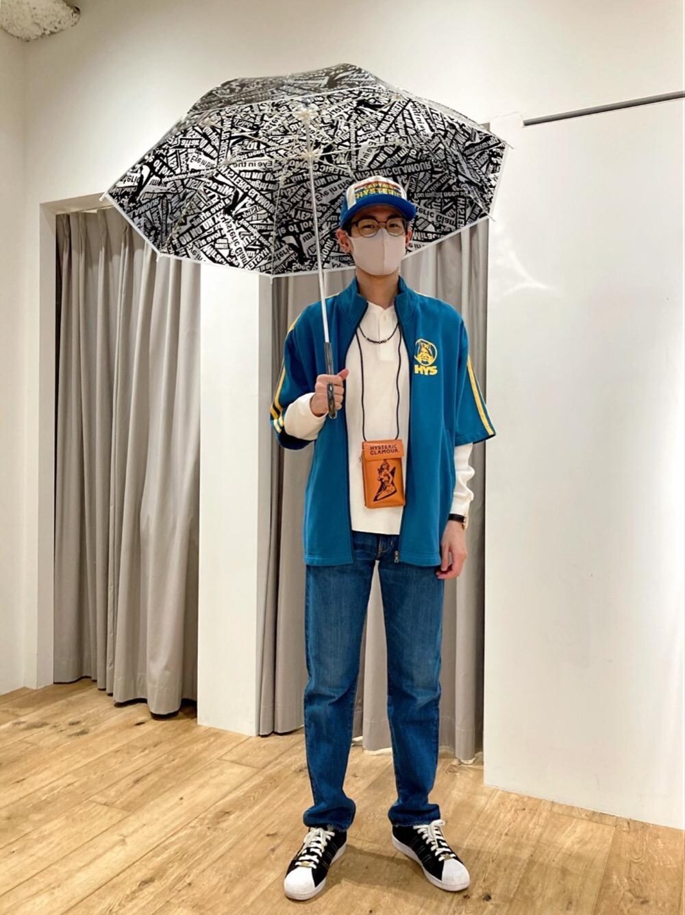 「ラフコーデ、カジュアルコーデ、ヒステリックグラマー、ストリートコーデ、春こーで、HYSTERIC GLAMOUR」｜「HYSTERIC GLAMOURのRIDE ON TIME 傘（長傘、レッド系）」を使った、Tatsuさん（メンズ・180cm）の春コーディネートの1枚目の写真