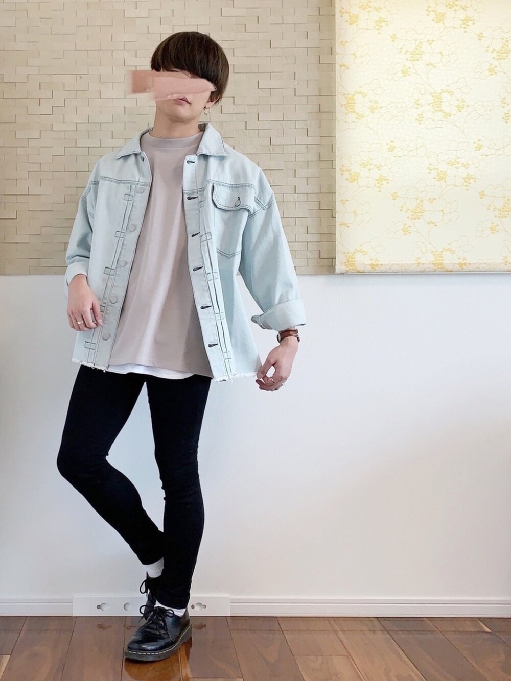 ブルー系のデニムジャケット、ベージュ系のTシャツ/カットソー、ホワイト系のタンクトップを着用したメンズの春コーディネートの1枚目の写真