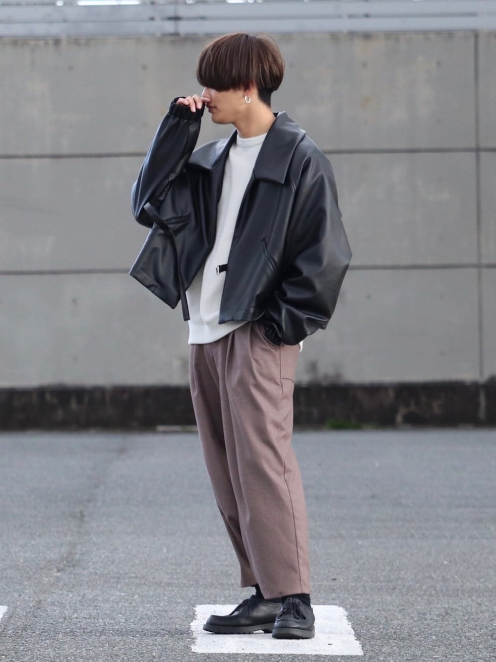 「オーバーサイズ、レザージャケット、ビッグシルエット、黒コーデ、低身長コーデ、休日コーデ、春カラー、ユニセックス」｜「YUEATEの"tielocken pu leather jacket"タイロッケンPUレザージャケット（その他アウター、ブラック系）」を使った、タツさん（メンズ・168cm）の春コーディネートの1枚目の写真