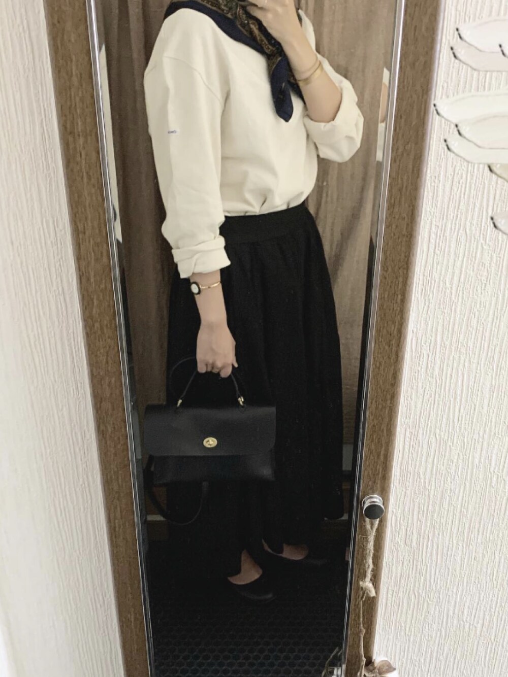「シンプルコーデ、秋のコーデ、スカーフ、Bshop、orcival、mimiberry、cepo.、MUJI、GUCCI、無印良品」｜「ORCIVALの【ORCIVAL】コットンロードフレンチバスクシャツ SOLID MEN（Tシャツ/カットソー、ホワイト系）」を使った、n さん（レディース・161cm）の秋コーディネートの1枚目の写真