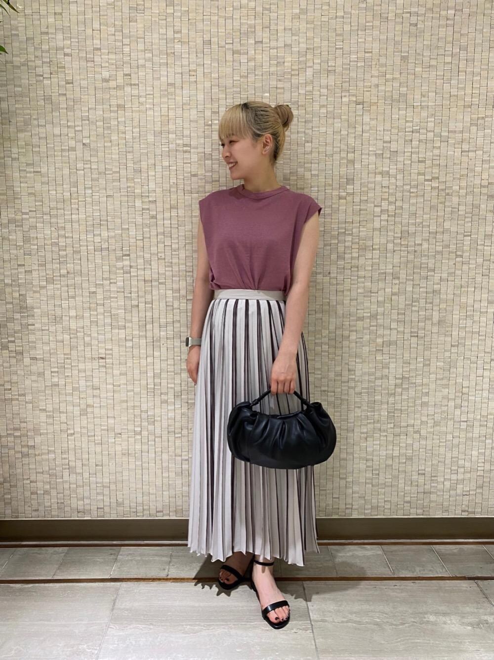 ピンク系のTシャツ/カットソー、ブラック系のサンダル、ブラック系のショルダーバッグを着用したレディースの夏コーディネートの1枚目の写真
