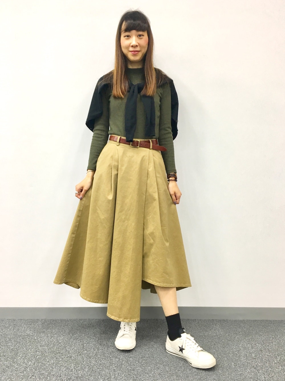 「カジュアルコーデ、ロングスカート、チノスカート、アシメスカート、コンバース、スニーカー、UNIQLO、ユニクロ、カーディガン、WOMAGAzine」｜「Ray BEAMSのアイテム（スカート、ベージュ系）」を使った、こいろん(･･)さん（レディース・165cm）の春コーディネートの1枚目の写真