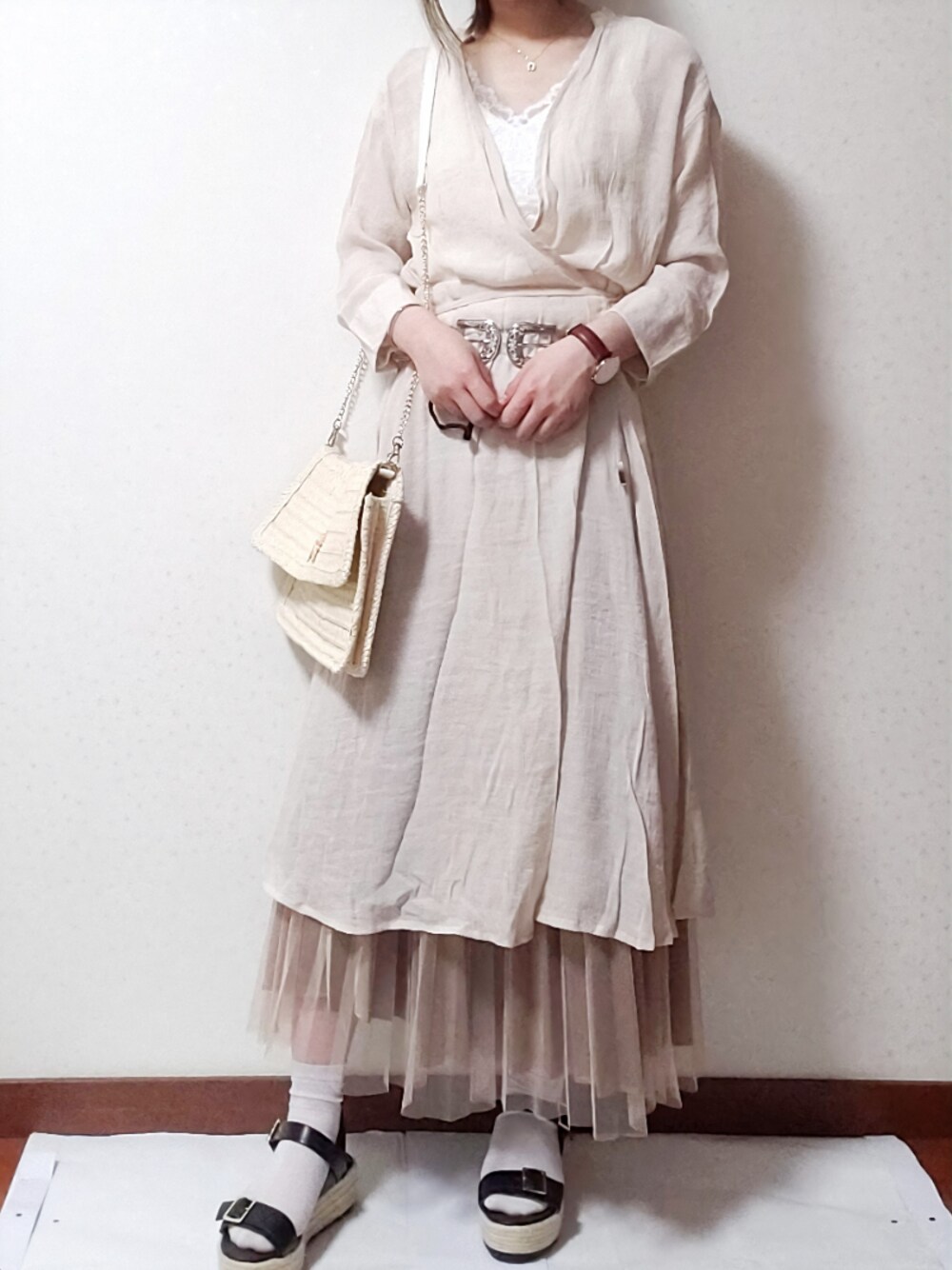 ベージュ系のスカート、ベージュ系のワンピース/ドレス、ブラック系のサンダルを着用したレディースの春コーディネートの1枚目の写真