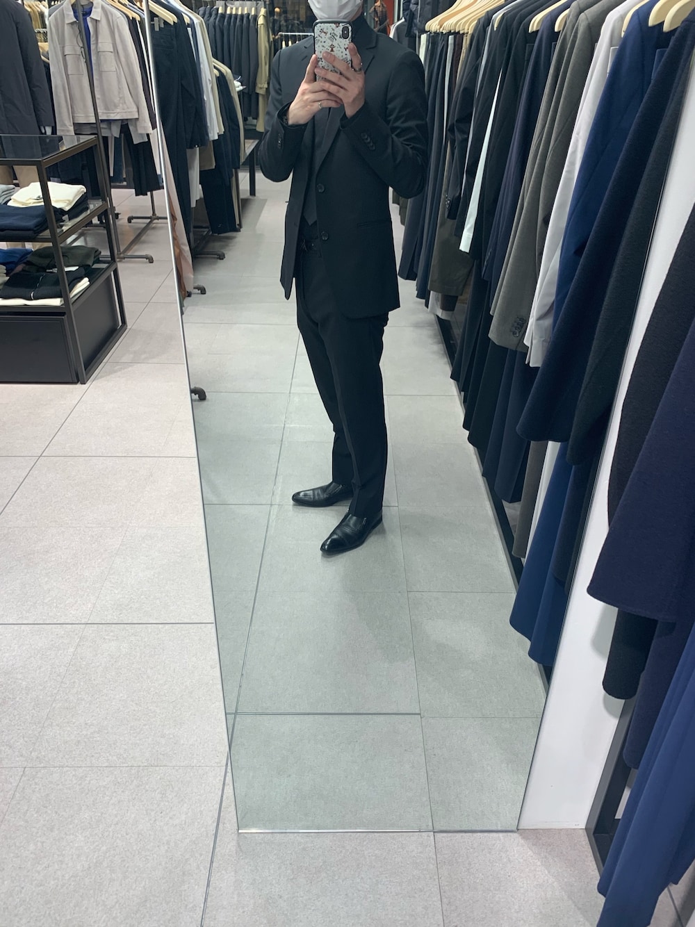 「スーツスタイル」｜「theoryのアイテム（シャツ/ブラウス、ブラック系）」を使った、タカワルドさん（メンズ・172cm）の春コーディネートの1枚目の写真