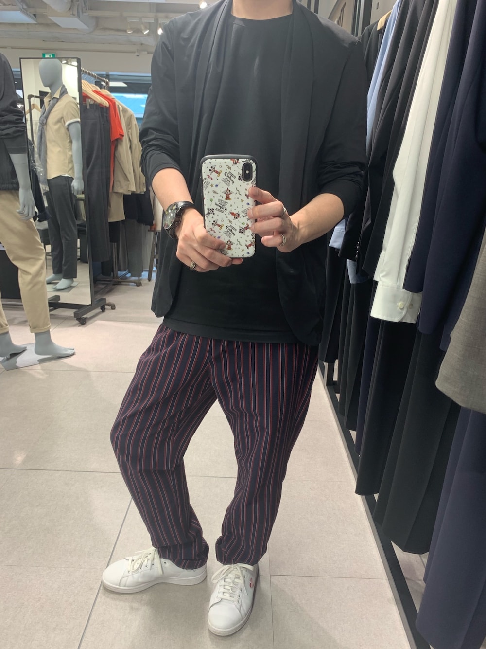 「休日コーデ」｜「theoryのアイテム（Tシャツ/カットソー、ブラック系）」を使った、タカワルドさん（メンズ・172cm）の春コーディネートの1枚目の写真