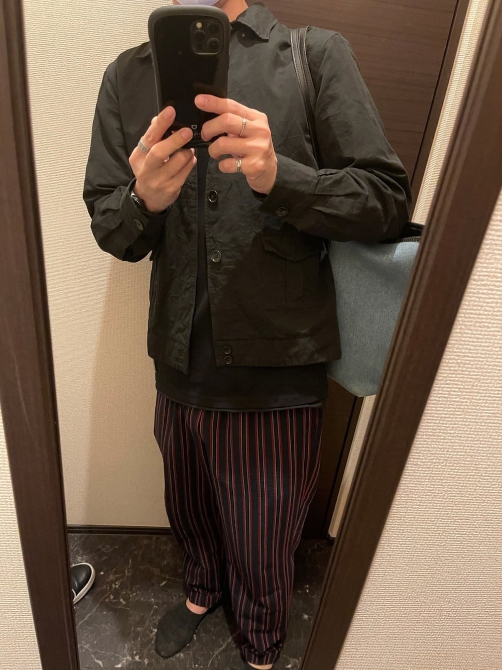 「theoryのアイテム（Tシャツ/カットソー、ブラック系）」を使った、タカワルドさん（メンズ・173cm）の春コーディネートの1枚目の写真
