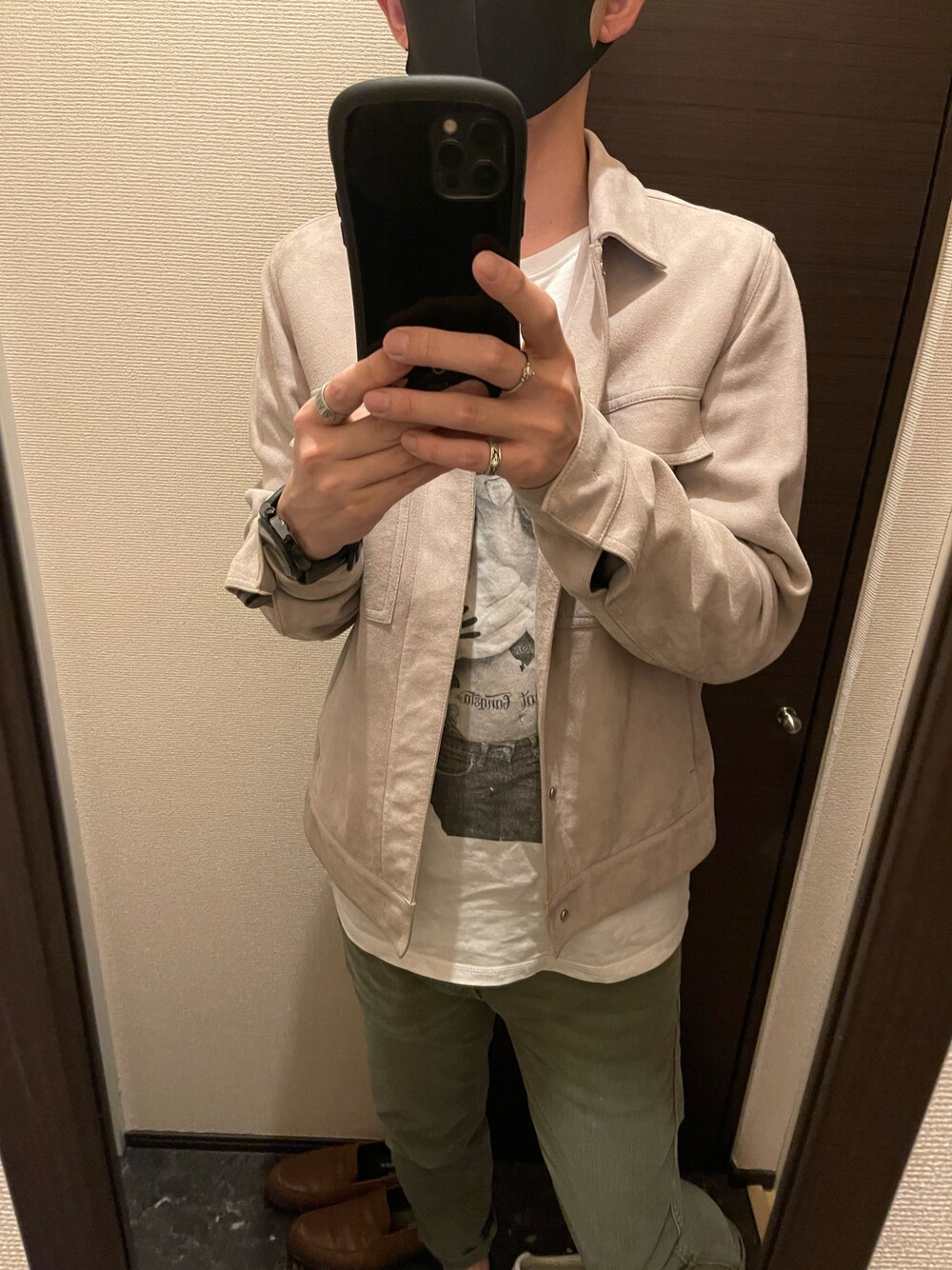 「theoryのアイテム（その他アウター、ベージュ系）」を使った、タカワルドさん（メンズ・173cm）の春コーディネートの1枚目の写真