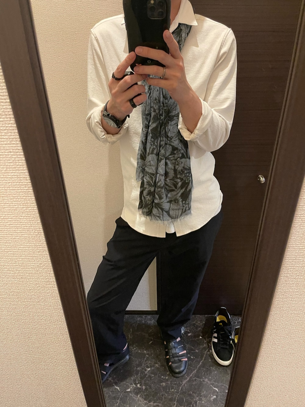 「カジュアルコーデ」｜「REPLAYのアイテム（ストール/ショール、ブラック系）」を使った、タカワルドさん（メンズ・173cm）の夏コーディネートの1枚目の写真