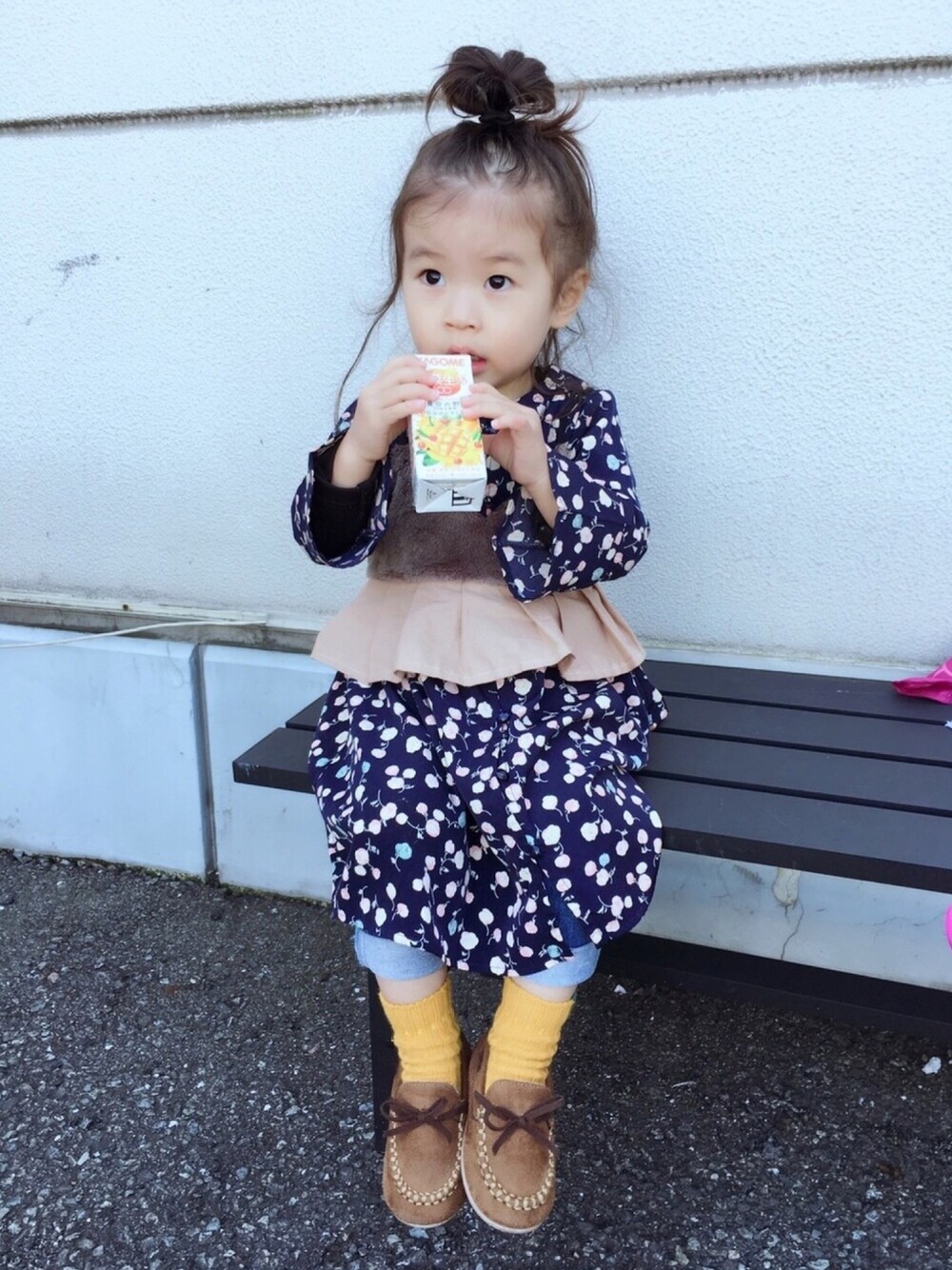 「秋コーデ、ビスチェ、花柄、キッズコーデ、キッズファッション、おんなのこ、2歳、おだんごヘアー」｜「apres les coursのアイテム（シャツワンピース、ブルー系）」を使った、ma-ya  ¨̮⑅*さん（キッズ・90cm）の秋コーディネートの1枚目の写真