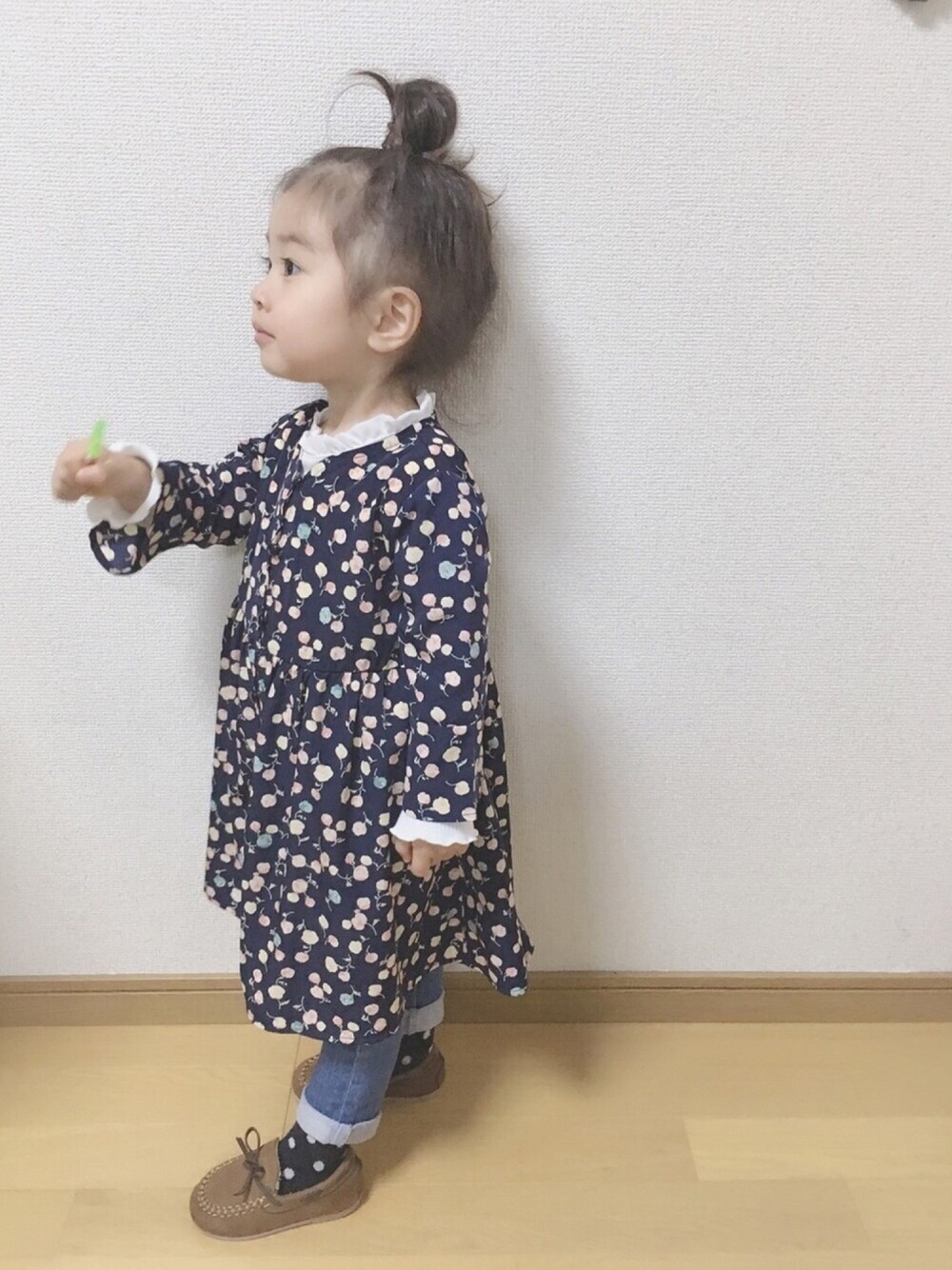 「キッズコーデ、キッズファッション、2歳、フリル、Branshes、シャツワンピ、花柄、おだんごヘアー、プチプラ」｜「BRANSHESの【フォーマル対応】テレコ長袖Tシャツ（Tシャツ/カットソー、ホワイト系）」を使った、ma-ya  ¨̮⑅*さん（キッズ・90cm）の冬コーディネートの1枚目の写真
