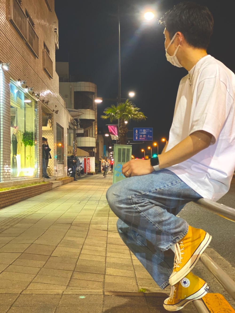 「春、スニーカー、ワイドパンツ、休日コーデ、コンバース、チャックテイラー」｜「Levi'sのアイテム（デニムパンツ、その他）」を使った、ryutaroさん（メンズ・175cm）の春コーディネートの1枚目の写真
