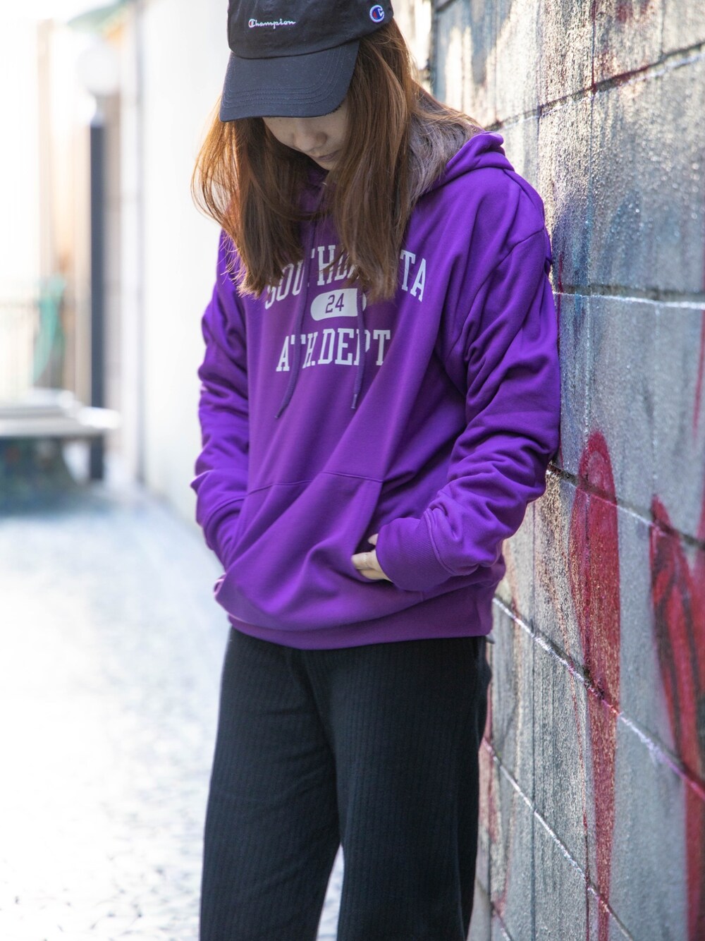 「スコーネ、パープル×黒、パーカー、ムラサキコーデ、シンプルスタイル、UNIQLO、ママコーデ、キャップ女子、おしゃれさんと繋がりたい、ラフ」｜「SKKONEの裏起毛 ロゴプリント スウェットプルパーカー（パーカー、パープル系）」を使った、kaaaaanaさん（レディース・155cm）の秋コーディネートの1枚目の写真